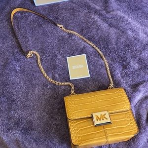 I am selling my Michael kors bag bran new. Colors is mustered